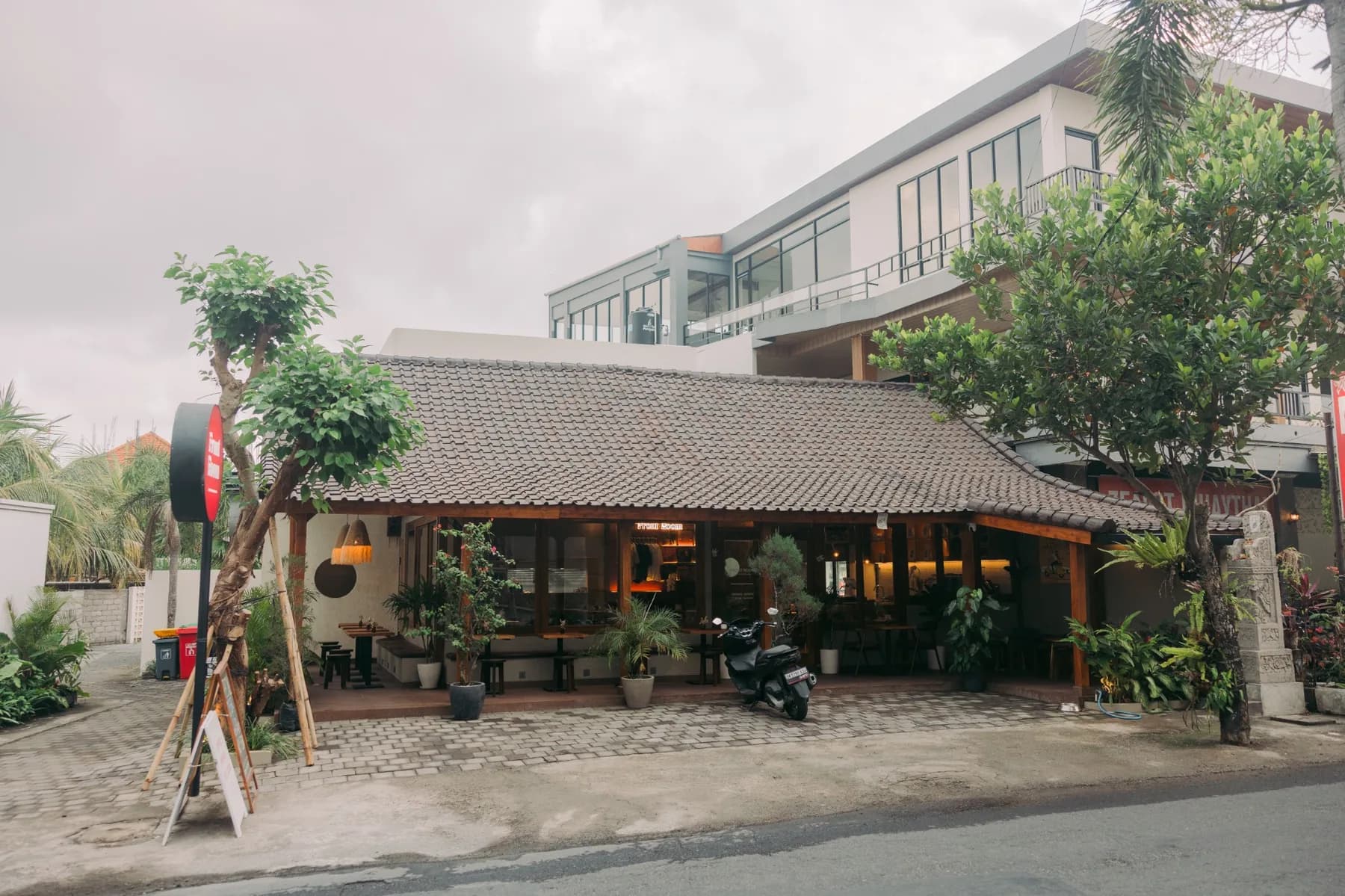 Front Room Cafe in Cemagi